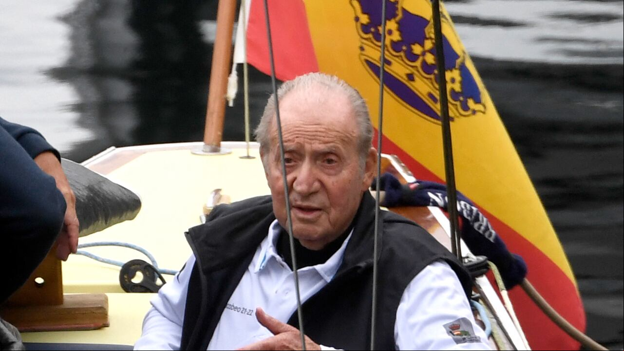 El ex rey de España, Juan Carlos I, habla con los de la tripulación mientras aborda un barco en Sanxenxo, al norte de España, el 20 de abril de 2023.