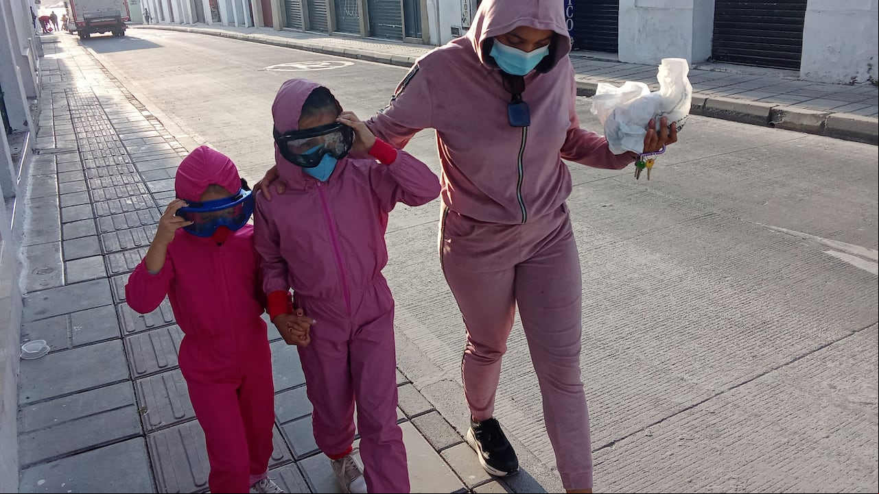 En la mañana de este lunes 20 de enero, en Popayán, una ama de casa vistió a sus dos hijos con trajes antifluidos y gafas carnavaleras al momento de llevarlos a realizar diligencias por el Centro Histórico de la ciudad para poder así caminar en medio de la ceniza volcánica.