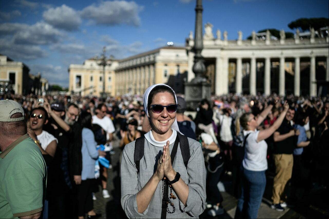 Multitud reunida en la plaza de San Pedro, en el Vaticano