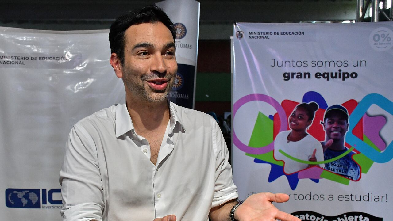 Feria de oportunidades del Icetex en Cali en el Colegio Inem con la presencia del presidente del Icetex Mauricio Toro.