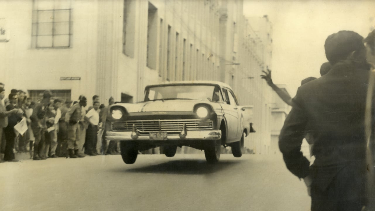 La foto más famosa del Ford Fairlane 500 sedan modelo 1957, de Hernán Gaviria, la tomó la reina de belleza Luz Marina Zuluaga en una carrera en Manizales.