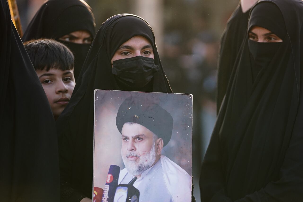 Un partidario del clérigo chiíta iraquí Moqtada al-Sadr, sostiene su fotografía durante la manifestación en la ciudad de Mosul, para condenar la quema del Corán en Suecia. Un ciudadano iraquí que vive en Suecia pisoteó el Corán y prendió fuego a varias páginas frente a la mezquita más grande de Estocolmo en Suecia el primer día de Eid al-Adha.