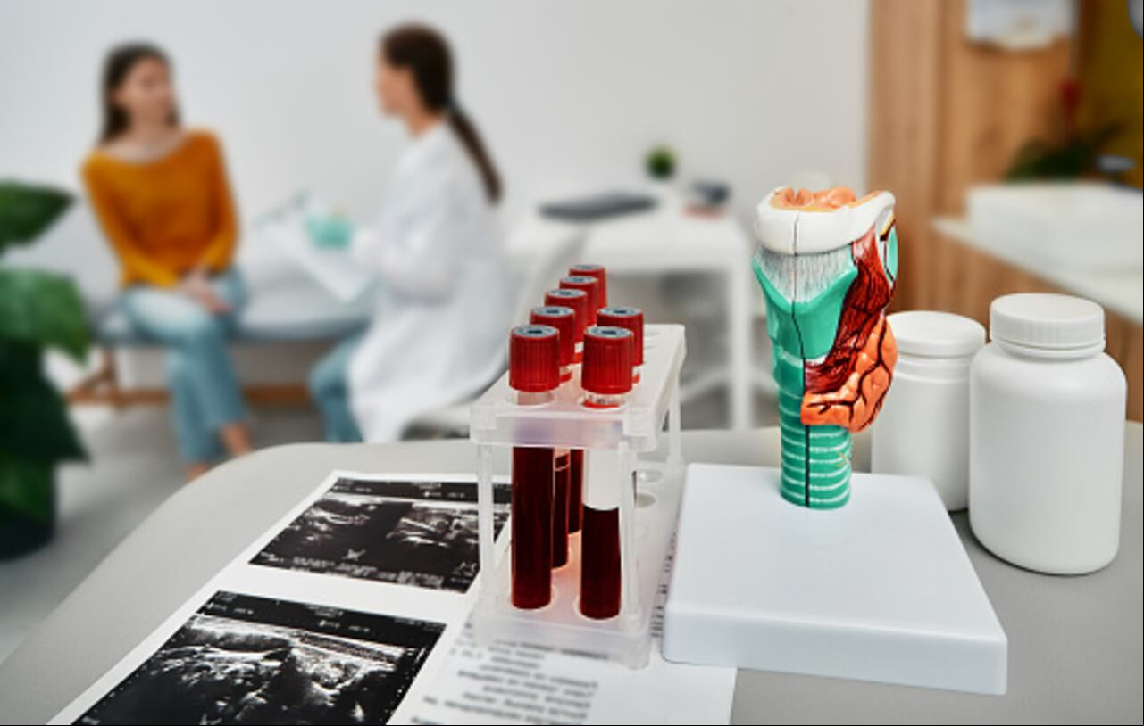 En los casos de hipotiroidismo subclínico no existe un consenso único sobre si tratarlo con hormonas tiroideas o no por el endocrino, por lo que se debe estudiar cada caso de manera individual.