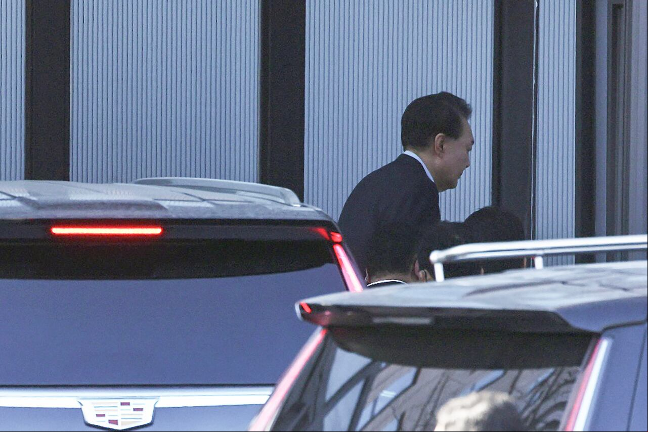 El presidente acusado de Corea del Sur, Yoon Suk-Yeol, llega al complejo edificio que alberga la Oficina de Investigación de la Corrupción para Funcionarios de Alto Rango (CIO) en Gwacheon el 15 de enero de 2025. Yoon dijo el 15 de enero que había decidido someterse a un interrogatorio sobre su fallido consejo militar. La ley intentó evitar el "derramamiento de sangre" a pesar de que creía que la investigación era ilegal. (Foto de KOREA POOL / AFP)
