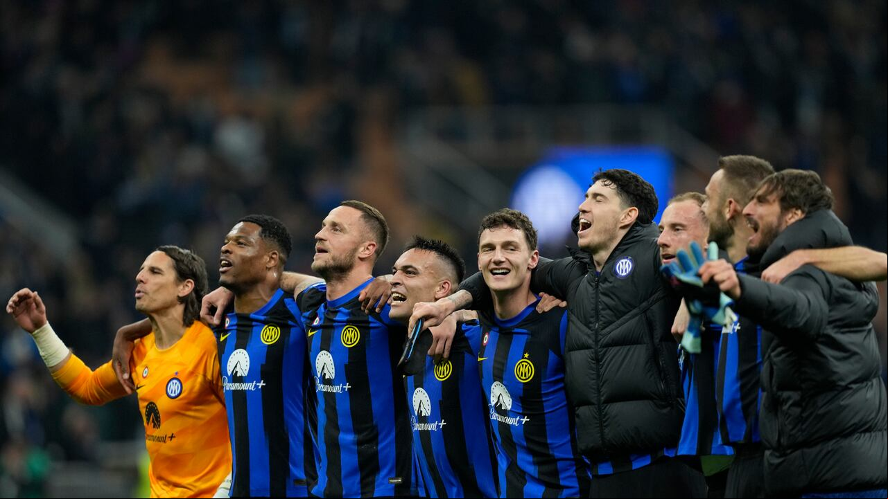 Los jugadores del Inter de Milán celebran al final de un partido de fútbol de la Serie A entre el Inter de Milán y la Juventus, en Milán, Italia, el domingo 4 de febrero de 2024. (Foto AP/Antonio Calanni)