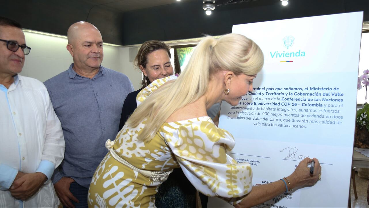 La gobernadora Dilia Francisca Toro firma el acuerdo para mejoramientos de vivienda con el Minvivienda. Foto: Gobernación del Valle.