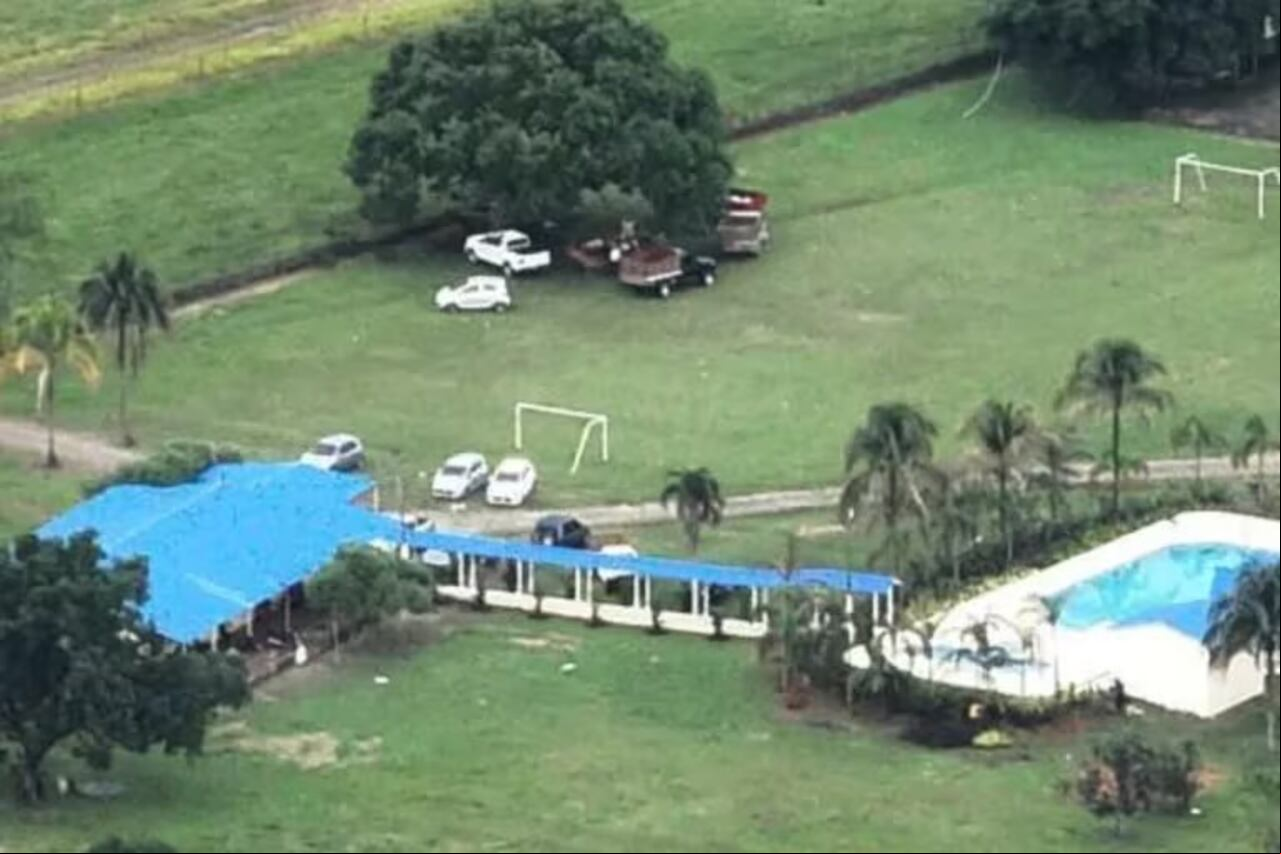 La propiedad cuenta con una piscina olímpica y zonas de juegos.