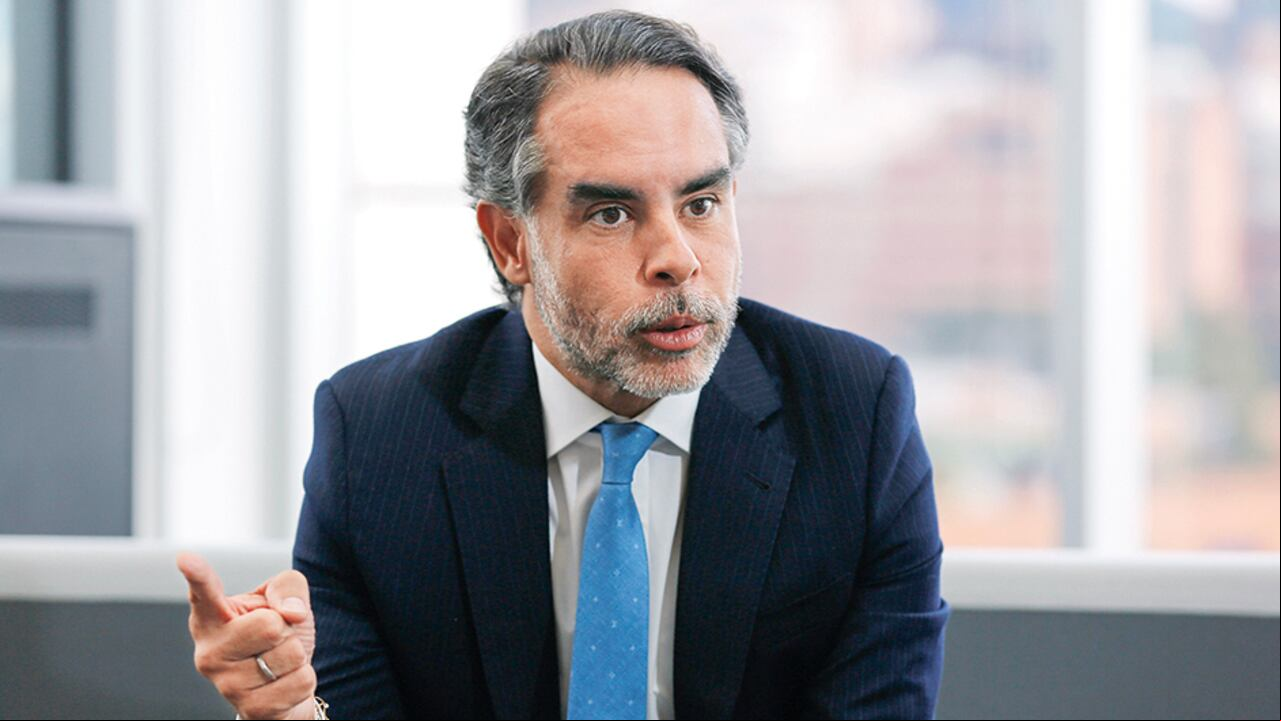 Nicolás Petro se extrañó del silencio de Armando Benedetti, que en los audios con Laura Sarabia habla de 15.000 millones de pesos en la campaña. Dice que ni su papá ni el gerente de la campaña sabían de los dineros que recibieron él y Daysuris de Santander Lopesierra y del hijo del Turco Hilsaca. Pero no comenta nada en el caso del empresario Euclides Torres. Se mostró dolido porque no le permitieron asistir a cumpleaños de Antonella, su hermana, con su pareja, Laura Ojeda.