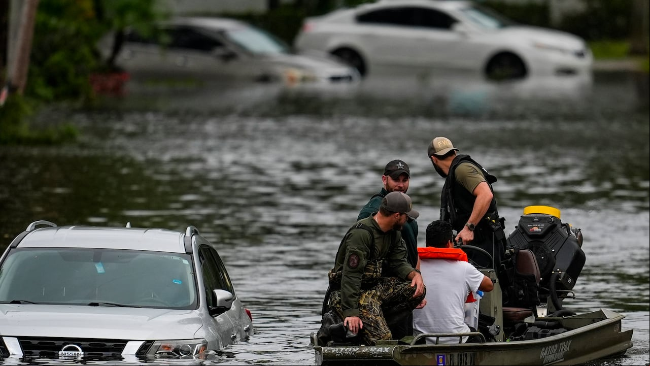 Rescatan a personas de un complejo de apartamentos tras el paso del huracán Milton, el jueves 10 de octubre de 2024, en Clearwater, Florida.