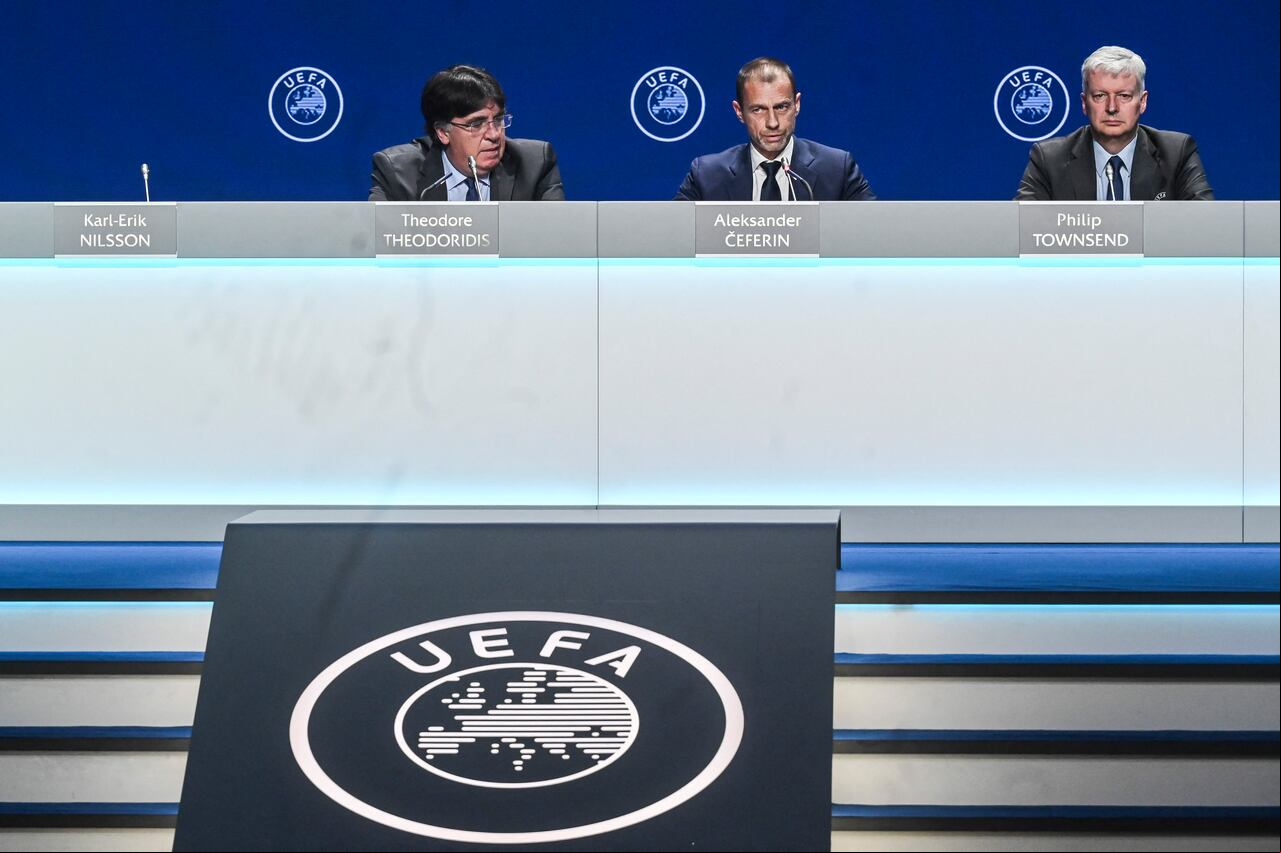 (De izquierda a derecha) El secretario general interino de la UEFA, Theodore Theodoridis, el presidente de la UEFA, Aleksander Ceferin, y el director de Comunicaciones de la UEFA, Phil Townsend, asisten a una conferencia de prensa después del 47º Congreso de la UEFA. (Foto de PATRICIA DE MELO MOREIRA/AFP)