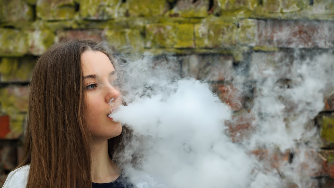 Litzy Gisela Bermúdez, bacterióloga y magíster en ciencias biológicas de la Universidad Javeriana, afirma que "Si una persona vapea a nuestro alrededor estas partículas ultrafinas también pueden ingresar a nuestro sistema respiratorio. Esto se conoce como vapear de segunda mano”.