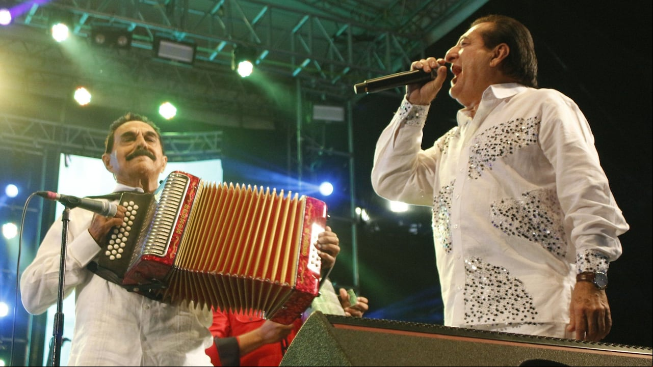Junto con Jorge Oñate fundó la agrupación 'Los Hermanos López'.