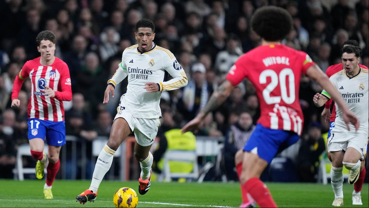 Jude Bellingham, centro, del Real Madrid, controla el balón durante el partido de fútbol de la Liga española entre el Real Madrid y el Atlético de Madrid en el estadio Santiago Bernabeu en Madrid, España, el domingo 4 de febrero de 2024. (Foto AP/Bernat Armangue)