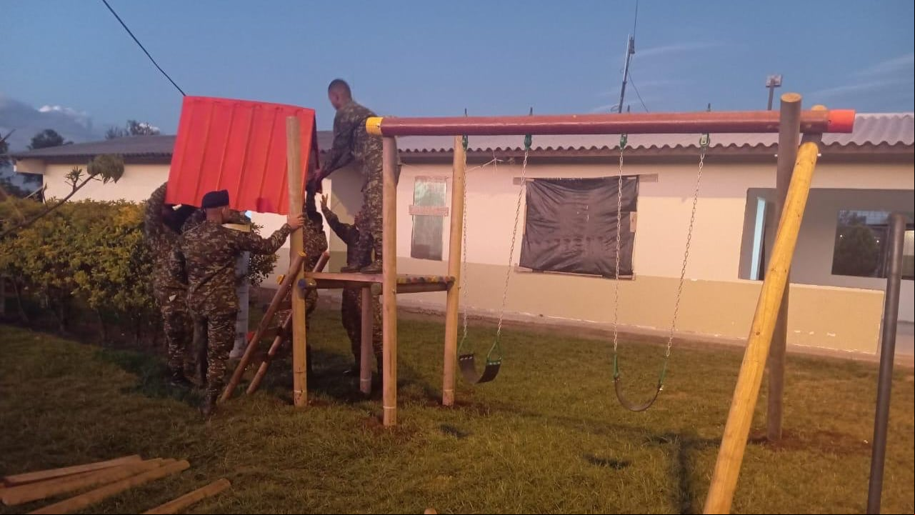 En el corregimiento de El Plateado, Argelia, los soldados apoyan a las demás entidades del Estado que adelantan una serie de proyectos para beneficiar a los campesinos de esta parte del Cauca.