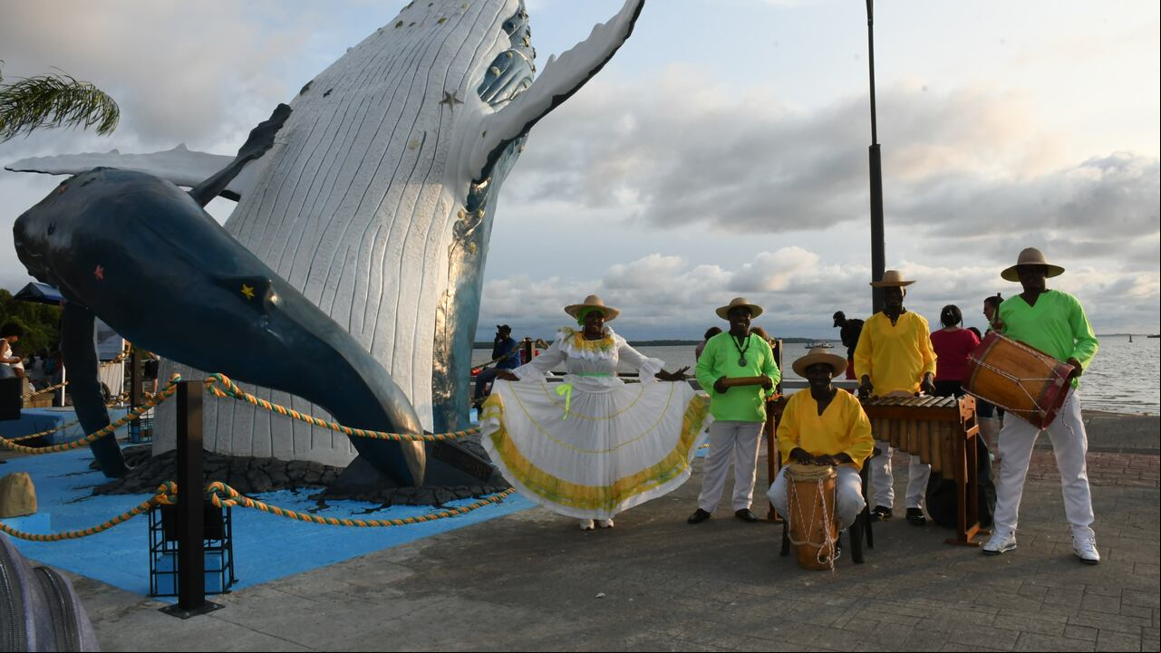 Un monumento de 9.8 metros de alto y 13 de largo, en forma de ballena, adorna el malecón de Buenaventura.