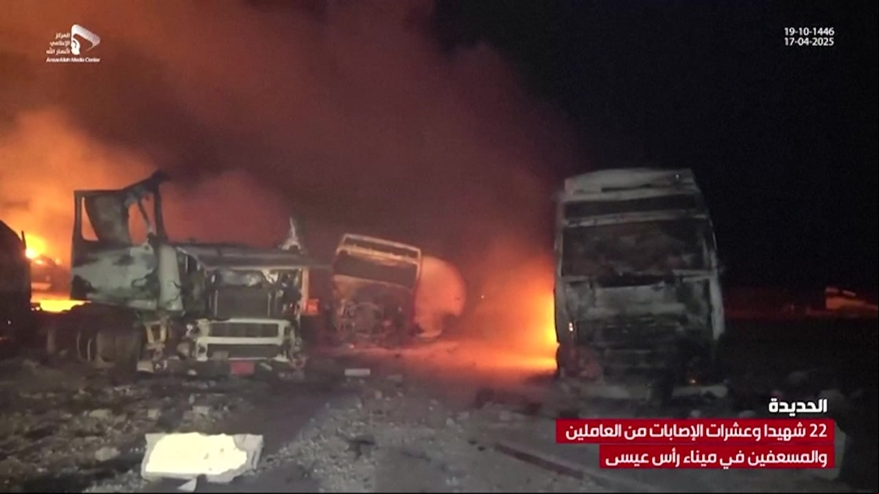 Imagen tomada del canal yemení Al-Masirah TV, en la que se ve la destrucción en un sector controlado por los rebeldes hutíes en el puerto petrolero de Ras Issa. (Foto AFP / tomada de Al-Masirah TV)