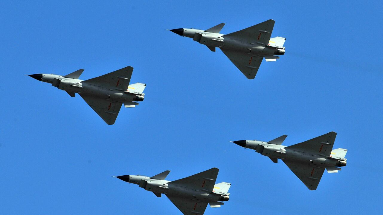 En esta imagen de archivo, aviones de combate J-10 vuelan en formación con motivo del 60 aniversario de la Fuerza Aérea del Ejército Popular de Liberación de China, en Beijing, el 15 de noviembre de 2009. (AP Foto/archivo)