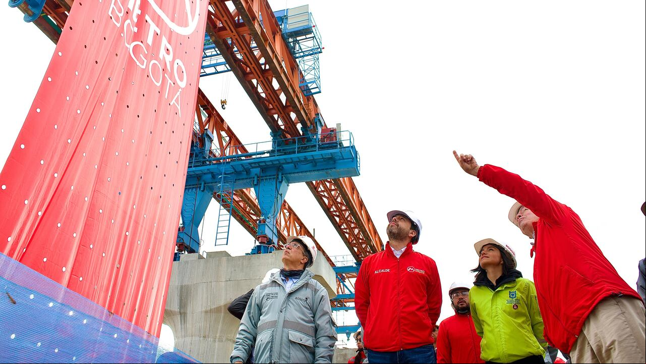 Alcalde Carlos Fernando Galán inspeccionando avance de las obras del Metro de Bogotá