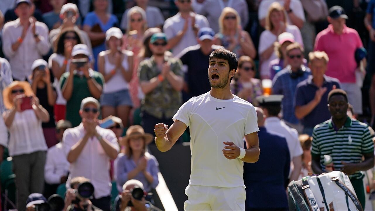 Carlos Alcaraz de España celebra después de vencer a Alexandre Muller de Francia en un partido individual masculino en el quinto día del campeonato de tenis de Wimbledon en Londres, el viernes 7 de julio de 2023.