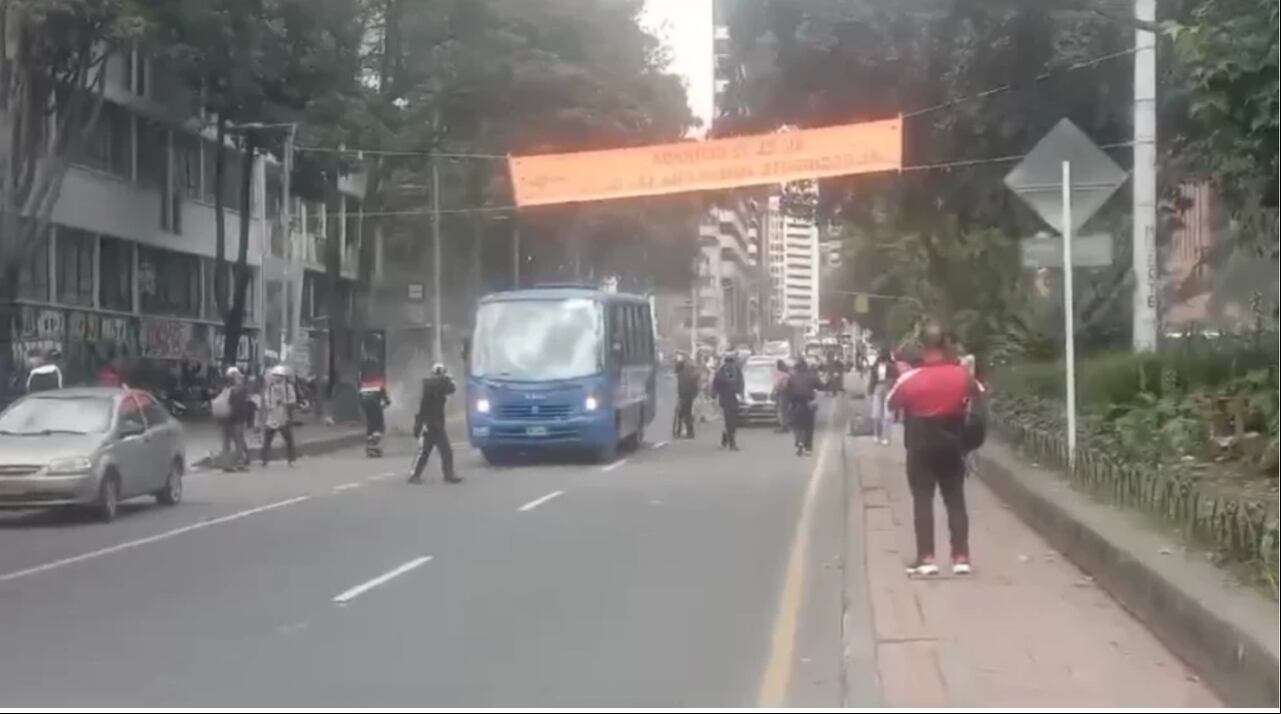 "A quién se le ocurre prenderle fuego a un bus con el conductor adentro", es uno de los comentarios de rechazo a estos actos en redes sociales.