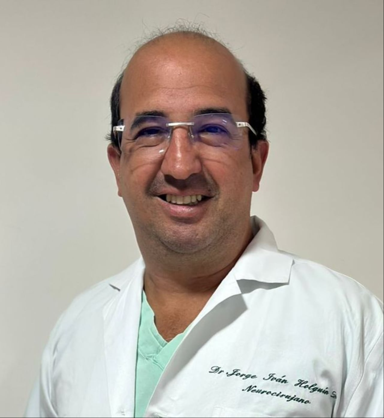 Jorge Iván Holguín Díaz, médico cirujano de la Universidad Libre, seccional Cali.
Se especializó como neurocirujano en la Universidad de Buenos Aires, en Argentina.
Es magíster en Educación Mediada por TIC, de la Universidad Icesi.
Experto en neurocirugía endovascular,
patología vascular, aneurismas cerebrales, isquemia cerebral y cirugía de columna.
Desde 2009 es profesor de la Universidad Libre de Cali.
En 2008 se empleó en la Clínica Dime
Neurocardiovascular, donde trabaja
en la actualidad.