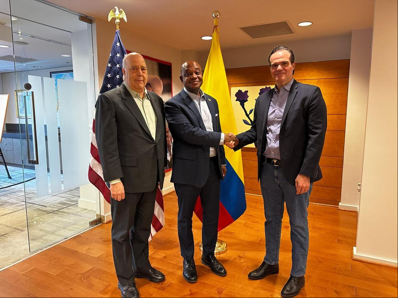 El canciller Luis Gilberto Murillo, ; el Embajador de Colombia en los Estados Unidos, Daniel García-Peña y el Enviado Especial del gobierno de los Estados Unidos para América Latina, Mauricio Claver-Carone; sostuvieron una reunión de alto nivel en Washington, D.C.