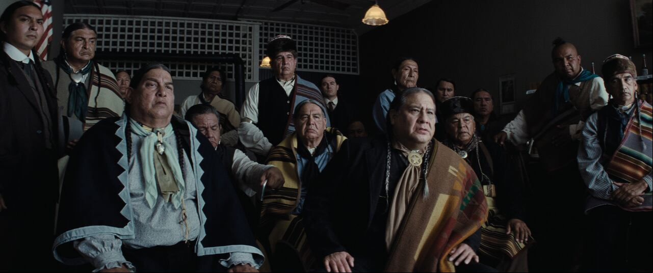 La película, que competirá por diez estatuillas en la ceremonia del 10 de marzo, cuenta la historia de cómo los osage se hicieron con una inmensa riqueza por el petróleo a comienzos de siglo pasado, para ser luego explotados y asesinados por sus vecinos blancos.
La película contó con la estrecha colaboración de los osage, y fue filmada en el corazón de su tierra.