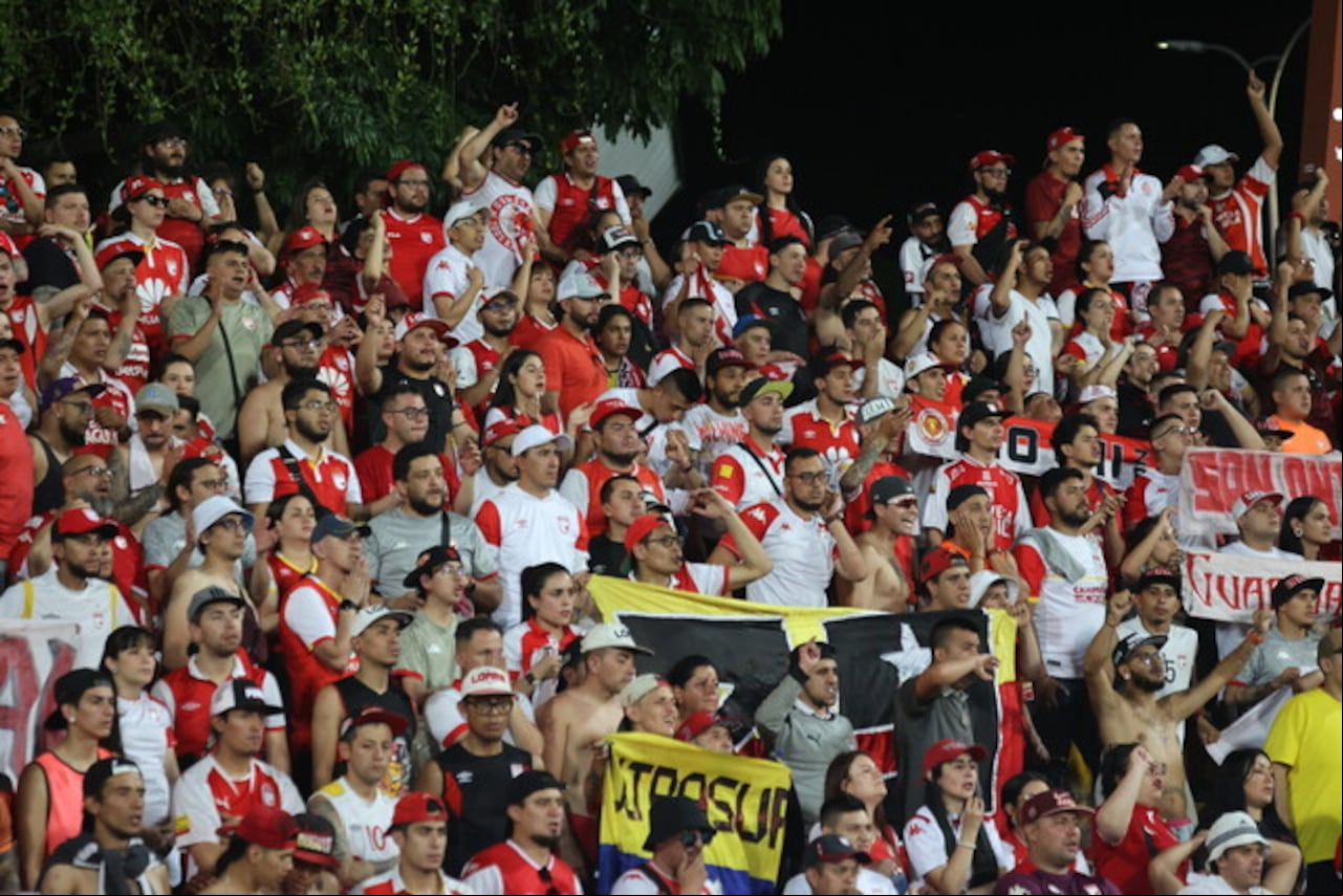 Hinchada de Santa Fe presente en el duelo de ida de la gran final, que se llevó a cabo en Bucaramanga.