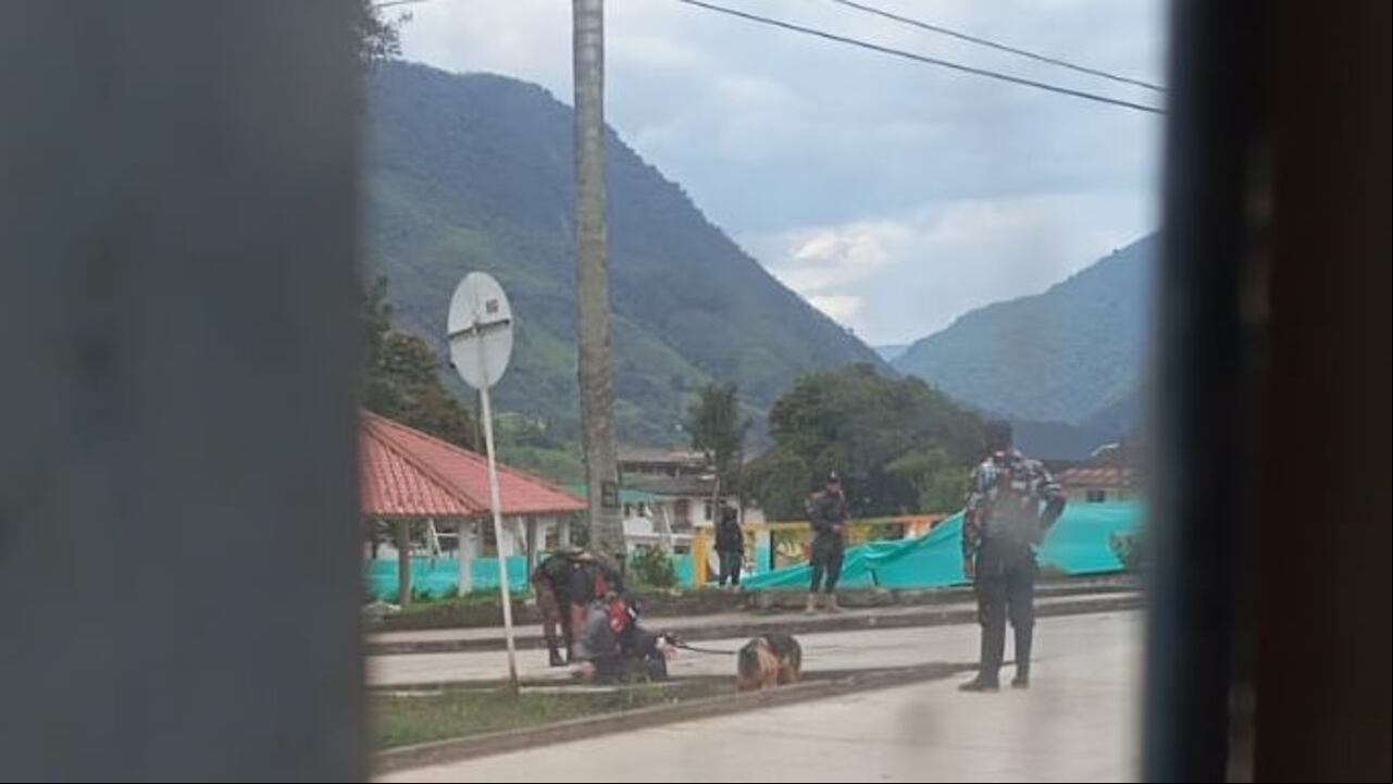 Así son los patrullajes de los guerrilleros del ELN en el casco urbano del municipio de Santa Rosa, al sur del Cauca.