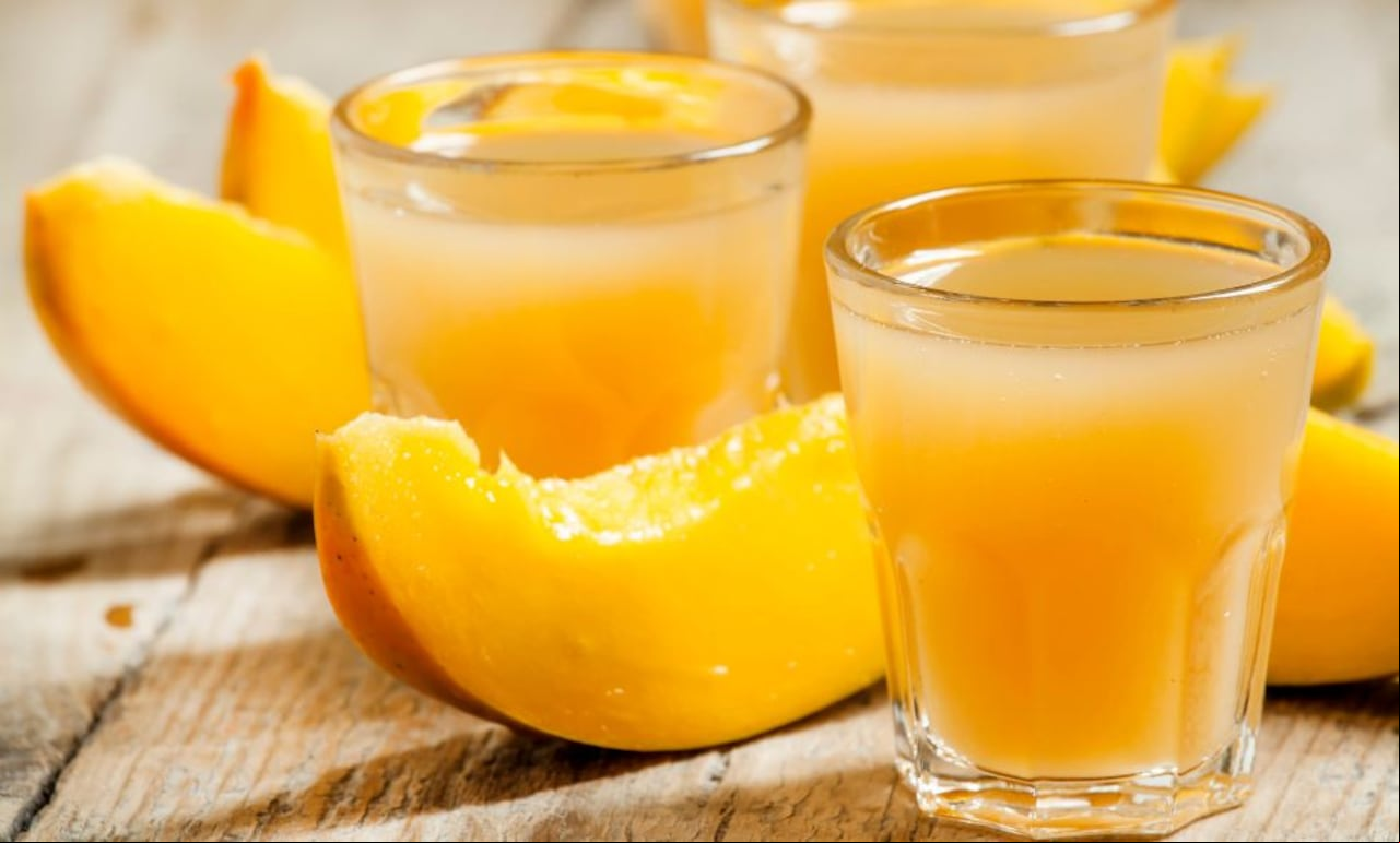 Si bien el mango es una fruta saludable, contiene calorías. Consumir jugo de mango antes de acostarse puede aportar calorías innecesarias, especialmente si ya ha cenado.