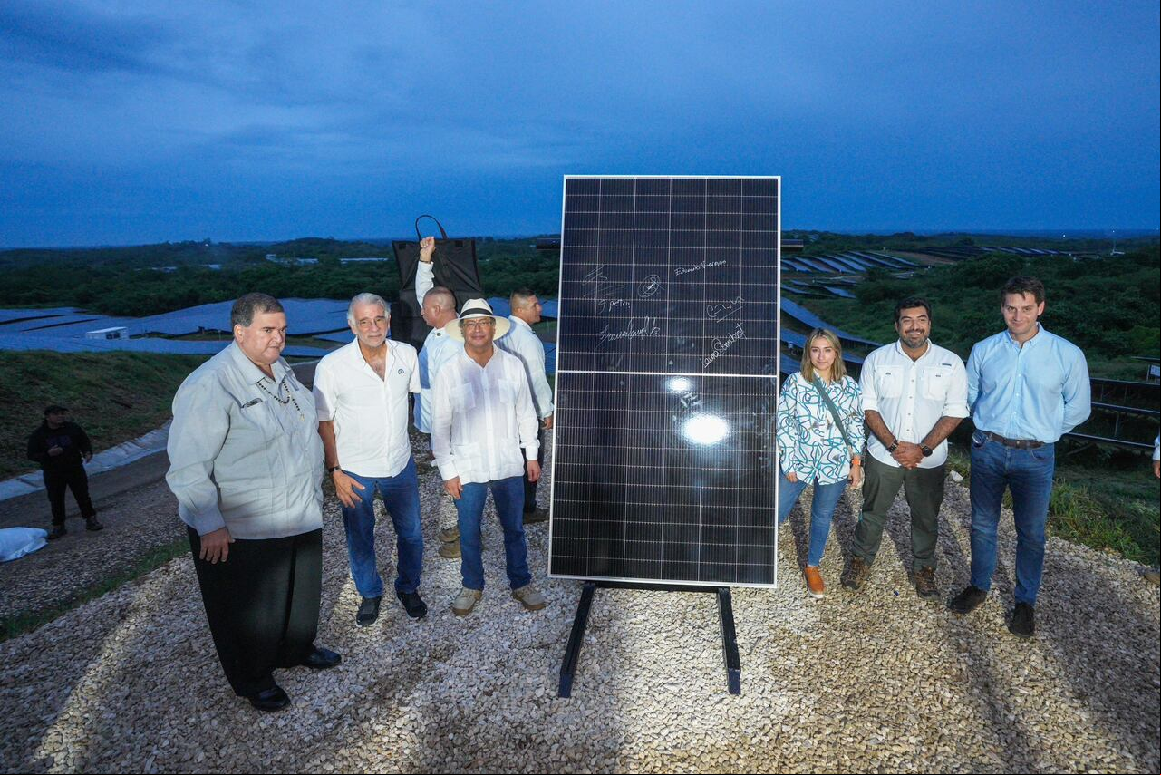 El complejo, de cinco parques solares, contó con una inversión superior a los $500 mil millones y beneficiará a 400.000 colombianos. Con esta operación limpia y segura se evitará la emisión de 110.212 toneladas anuales de CO₂, lo que corresponde a más de 4 millones 300 mil viajes en auto desde Barranquilla a Cartagena.