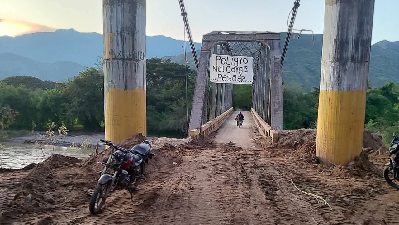 Tras varias horas de trabajo comunitario, los campesinos del corregimiento de La Fonda ya pueden movilizarse en sus vehículos desde esta población rural de El Patía hacia la cabecera municipal, El Bordo.