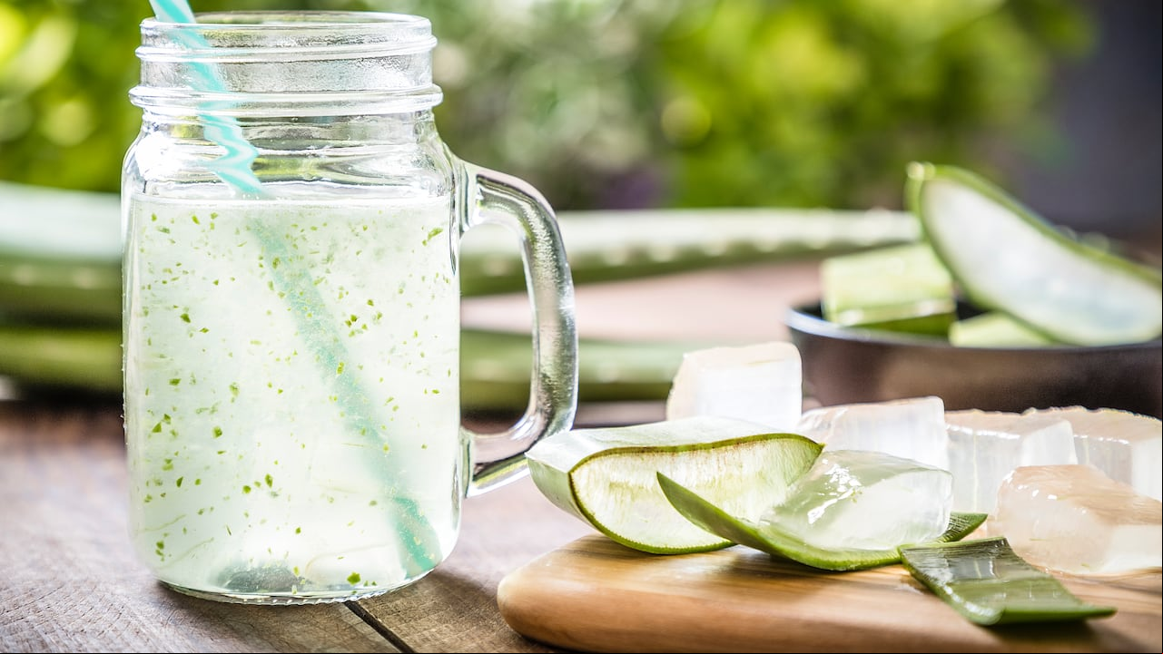 Es recomendable consumir el jugo de aloe vera en las mañanas.