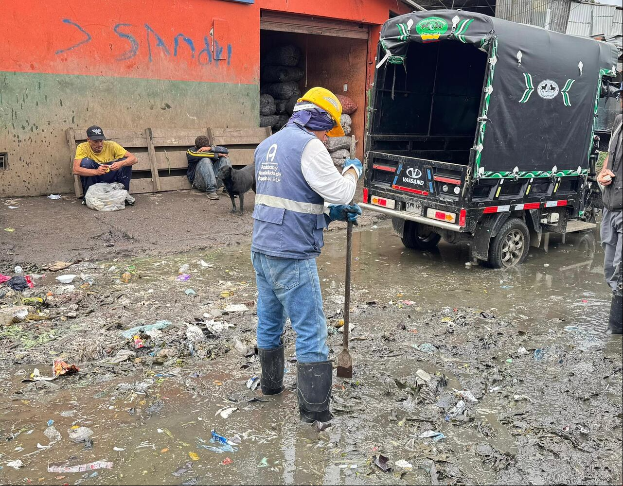 Esta intervención se dio luego de las denuncias de los comerciantes de la plaza de mercado del barrio Bolívar, donde se evidenciaba el estancamiento de aguas lluvias, residuales y basura entre las alcantarillas del sector.