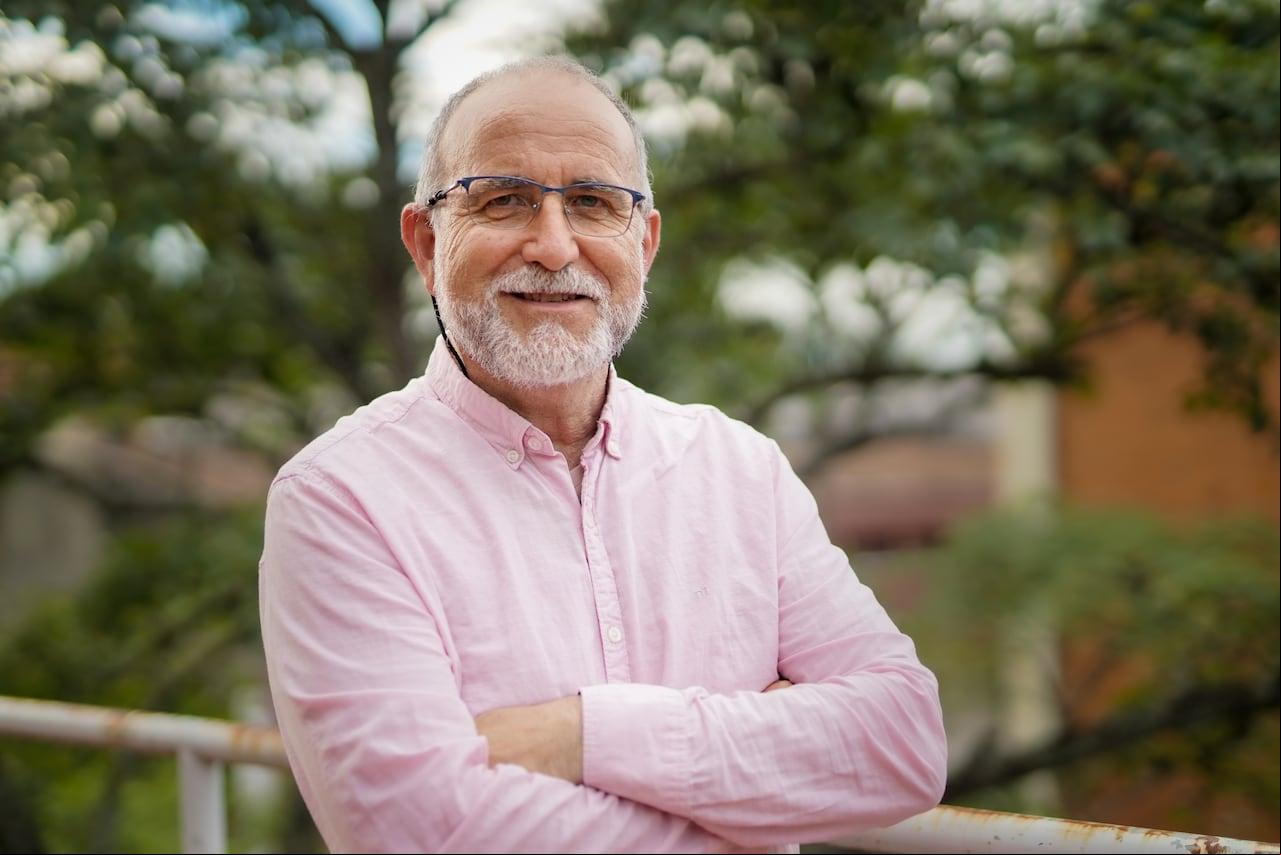 Lorenzo Hernández Pallarés, psicólogo y psicoterapeuta. Enfocó gran parte de su trabajo de los últimos 30 años en el estudio del desarrollo moral y el aprovechamiento de las cualidades sanadoras de nuestros cuentos tradicionales. Foto Jorge Orozco / El País.