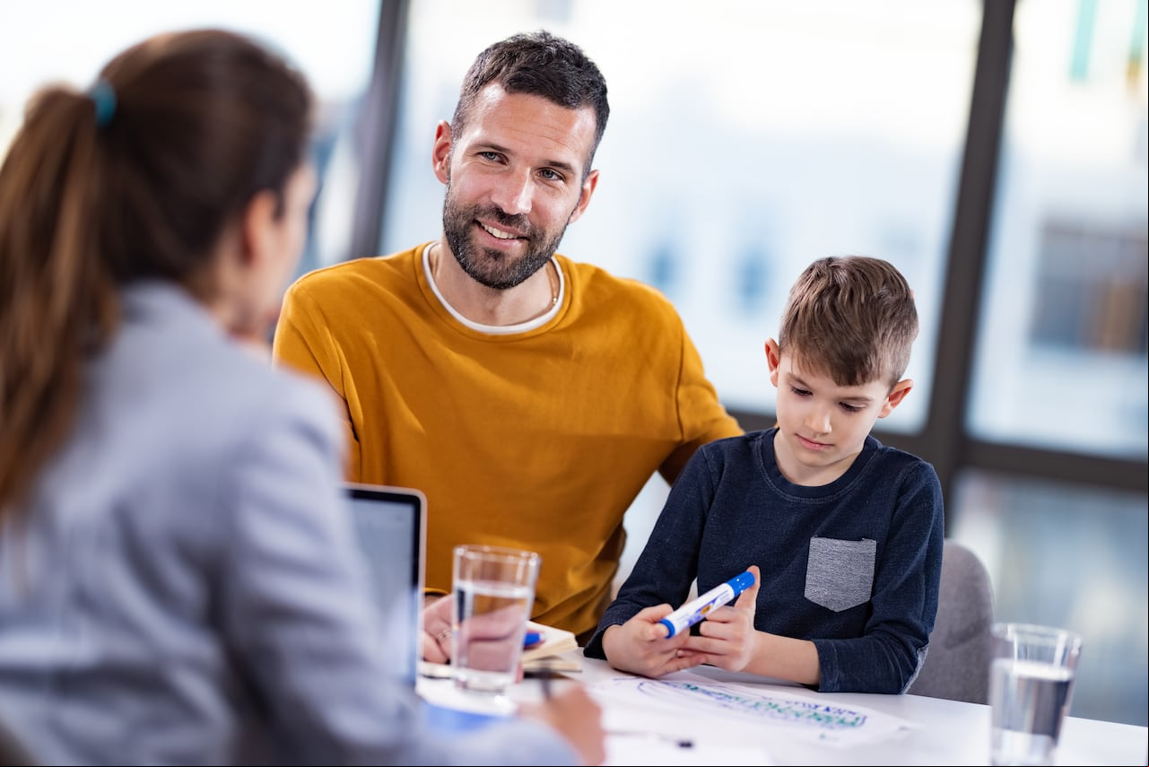 En el contexto de una entrevista de visa, los niños enfrentan un ambiente formal que puede ser desafiante, por lo que es fundamental que las familias estén bien informadas sobre el proceso.