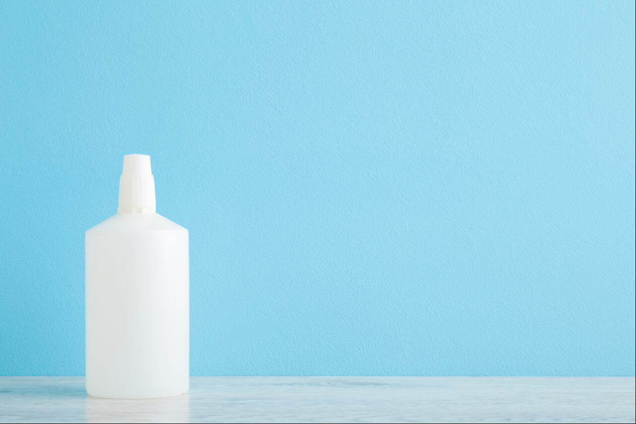 El agua oxigenada tiene una gran capacidad para desinfectar, blanquear y proteger los colores de las prendas.