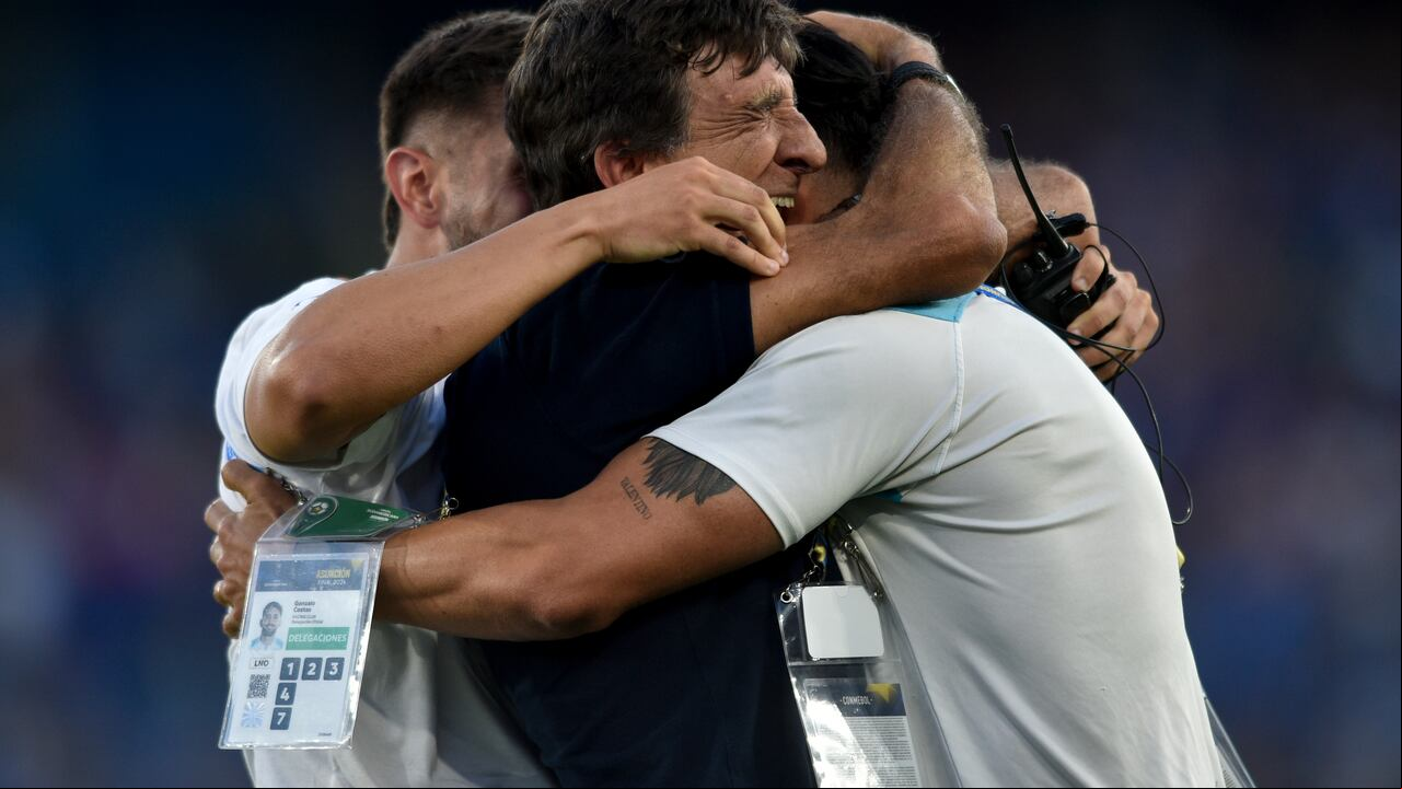 El entrenador Gustavo Costas del Racing Club de Argentina celebra con Roger Martínez, quien anotó el tercer gol de su equipo contra el Cruzeiro de Brasil durante el partido final de la Copa Sudamericana.