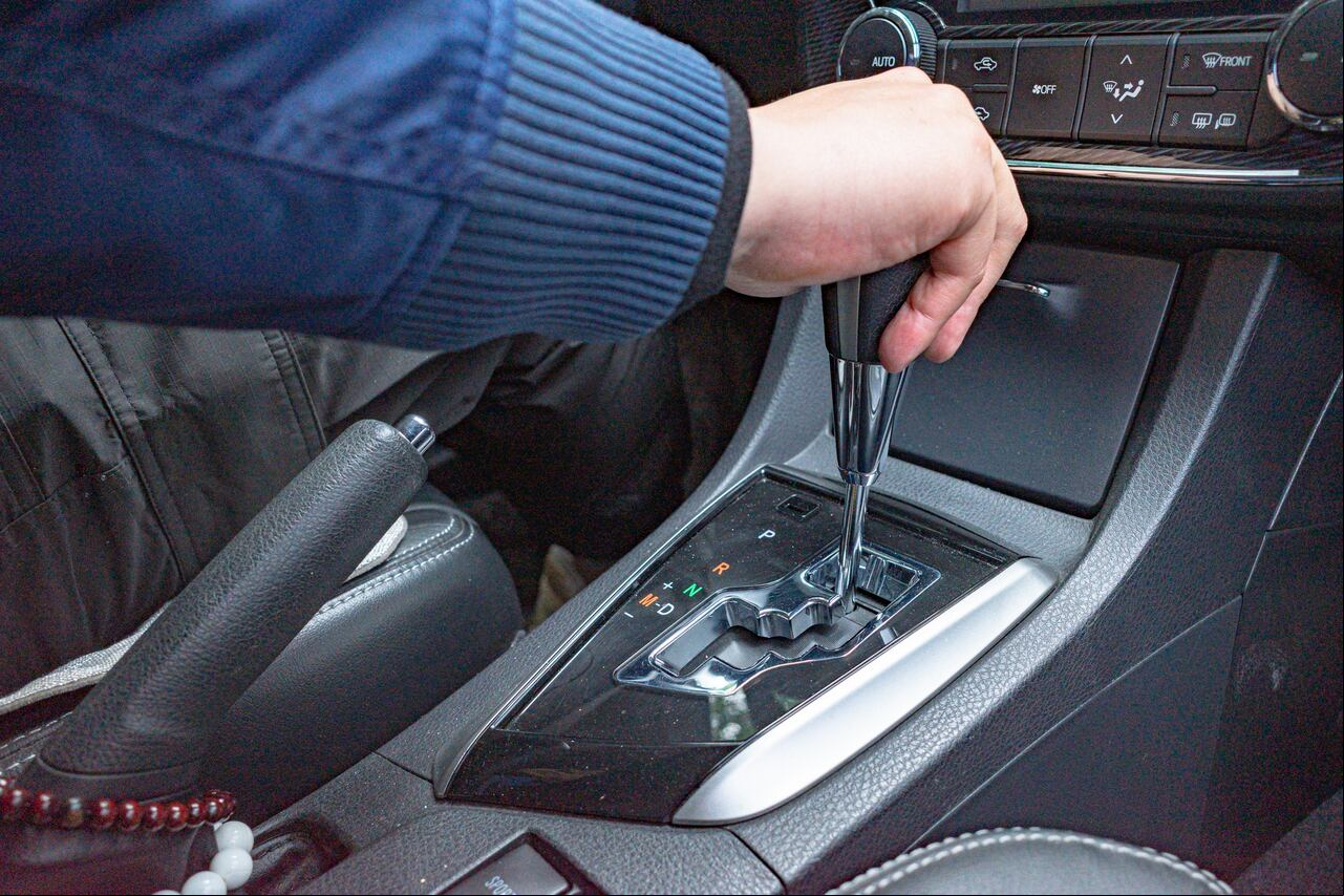 Operating gearshift lever of automobile gearbox