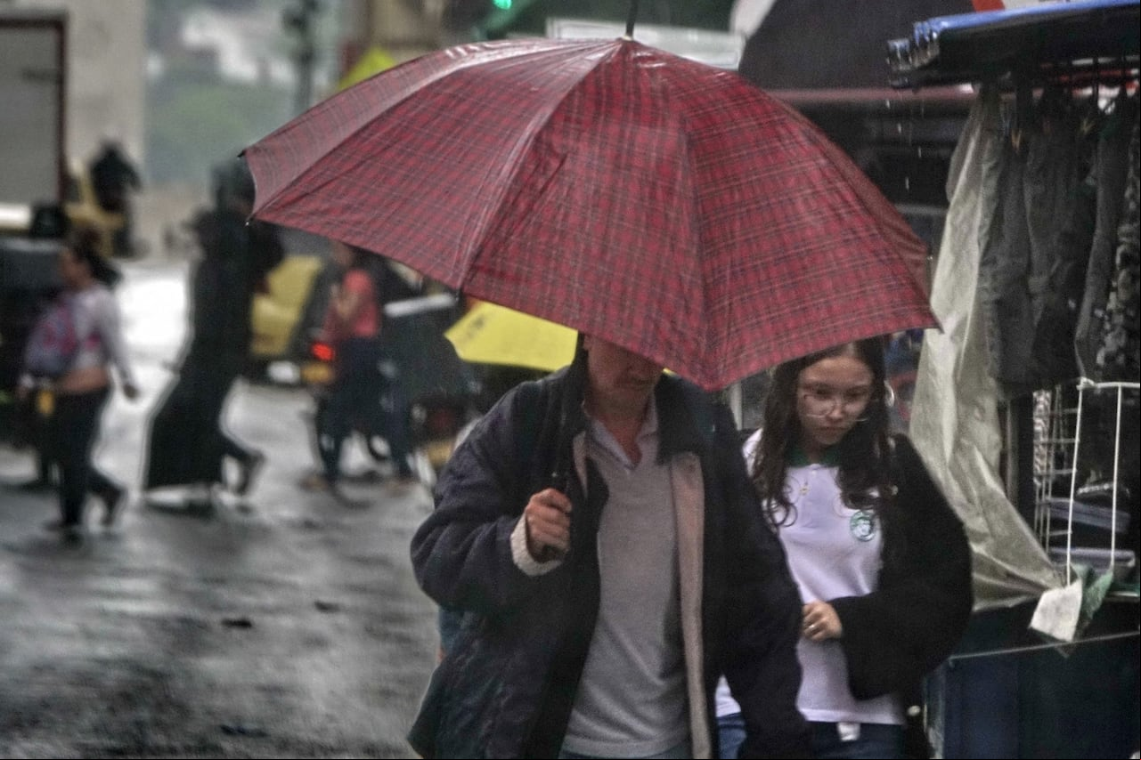 No paran las lluvias en Cali, la cantidad de agua que ha caído en estos días en mayo supera el promedio histórico mensual de este mes. Foto: Jorge Orozco, El País