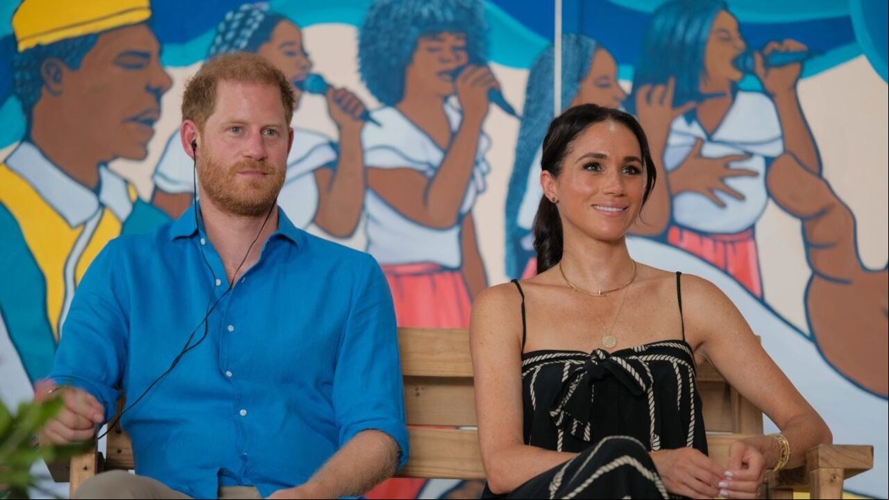 Megan Merkle lució un enterizo negro de tiras diseñado por Johana Ortiz en su visita a San Basilio de Palenque.