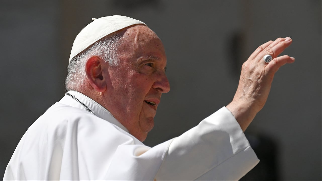 El Papa Francisco saluda al salir al final de la audiencia general semanal el 7 de junio de 2023.