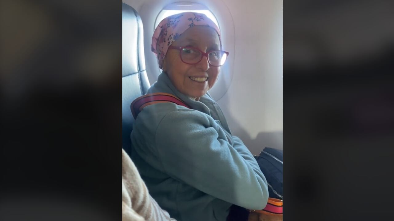 La mujer también aplaudió en señal de agradecimiento.