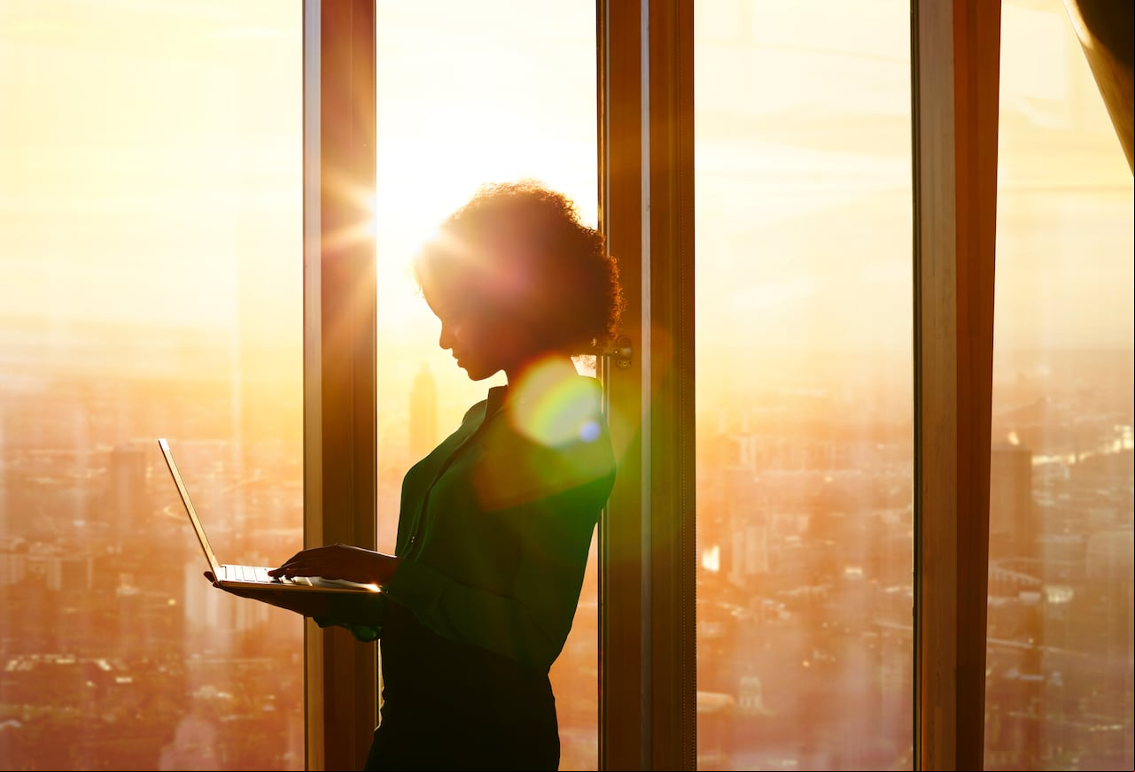 Mujer de negocios en computador portatil - Imagen de referencia