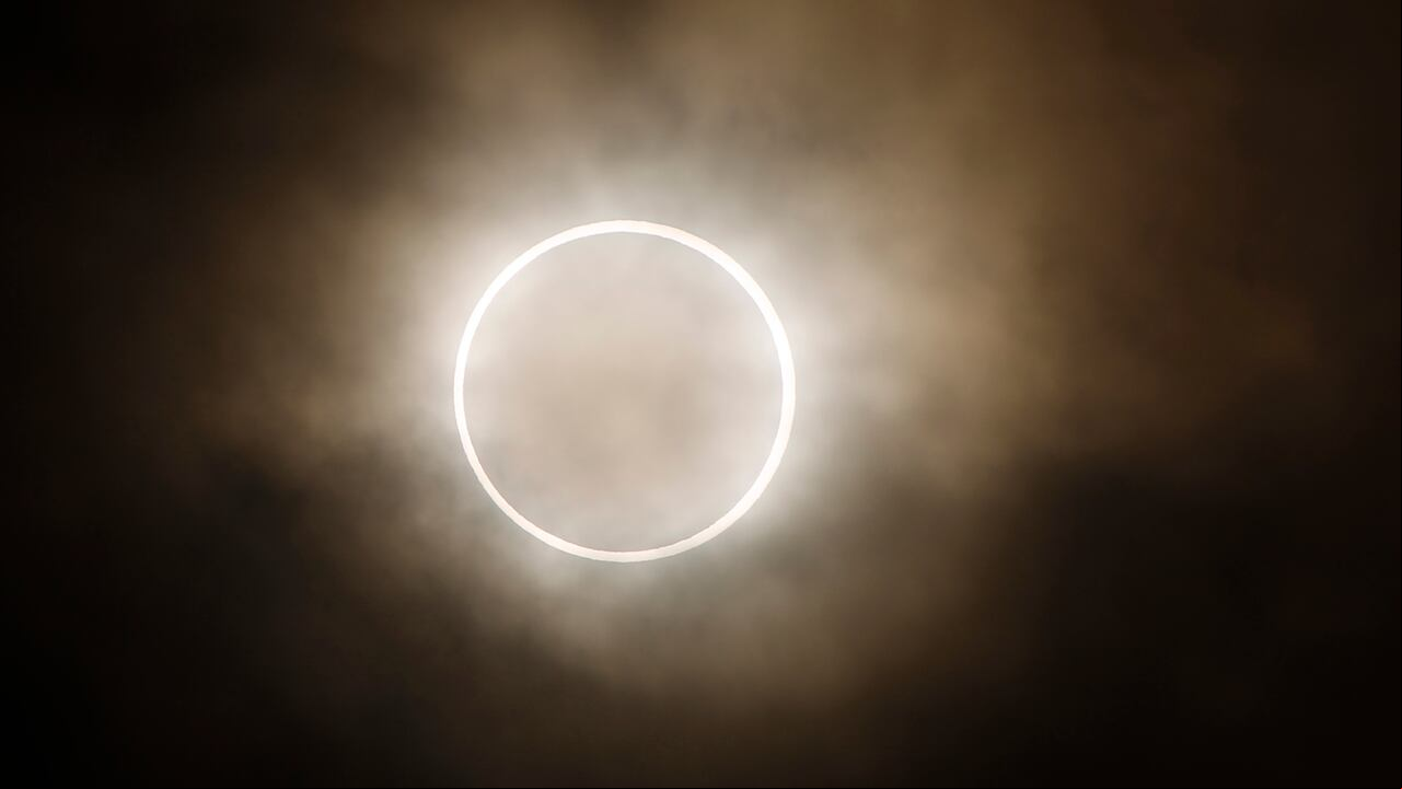ARCHIVO - Un eclipse anular solar es visto desde un parque en Yokohama, Japón, cerca de Tokio, el lunes 21 de mayo de 2012. (AP Foto/Shuji Kajiyama, Archivo)