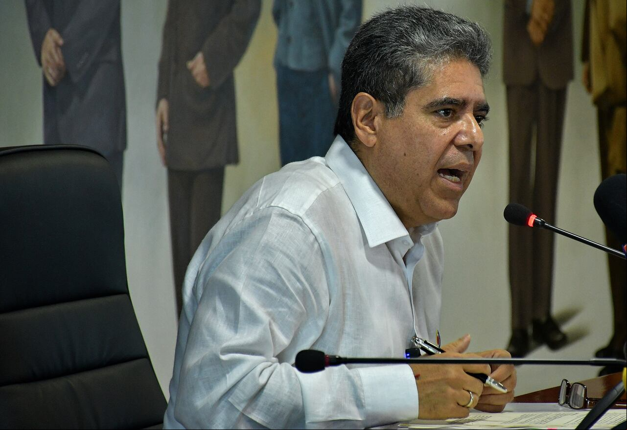 La Contraloría General de la República (CGR) reveló que ya tiene la lupa puesta sobre el proceso del alumbrado público de Cali, que fue recientemente firmado a dos oferentes por más de $ 93.000 millones, en un proceso de contratación que estuvo lleno de cuestionamientos en la ciudad por supuesto amaño para favorecer a unos proponentes específicos. Fotos Raúl Palacios. El Pais.