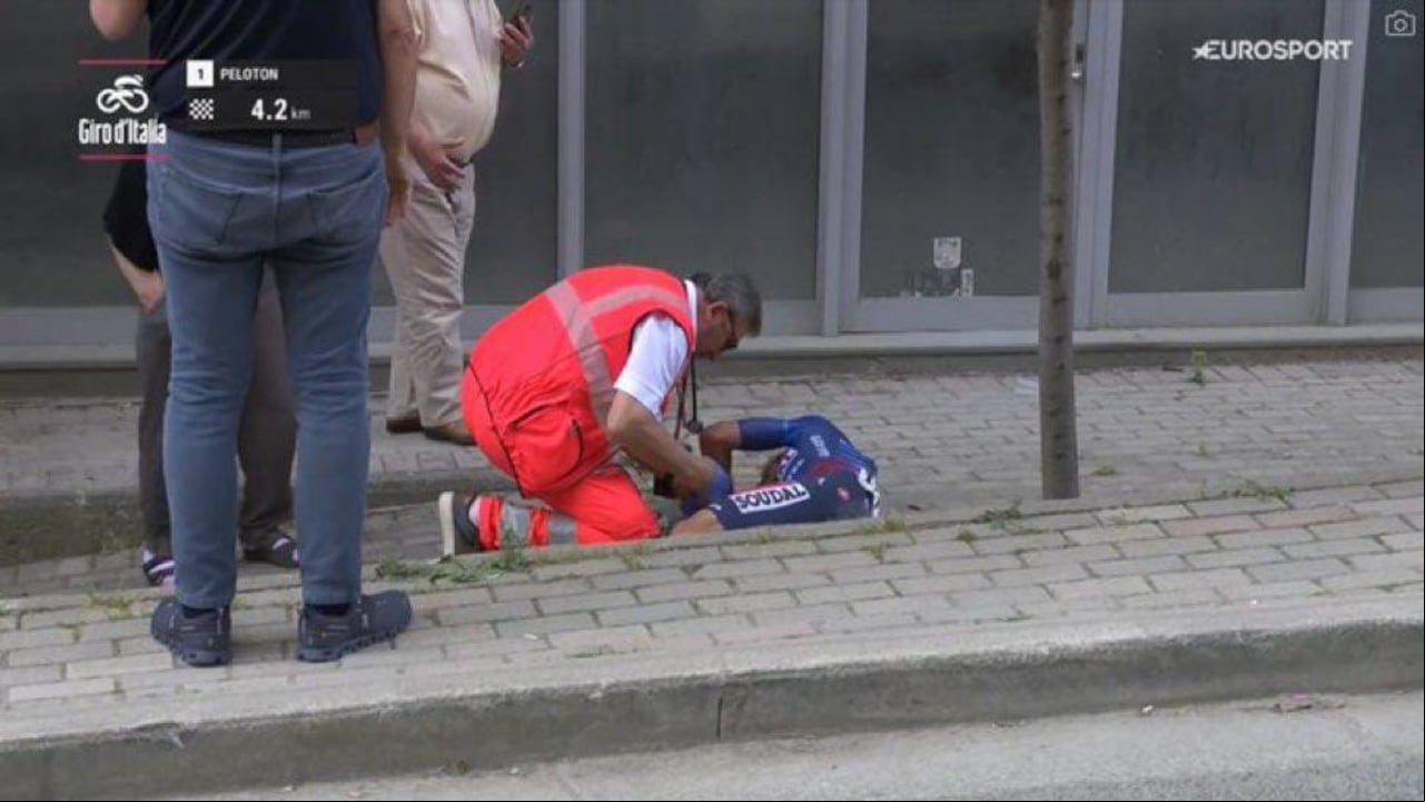 El corredor tuvo que ser trasladado en ambulancia a un centro asistencial.