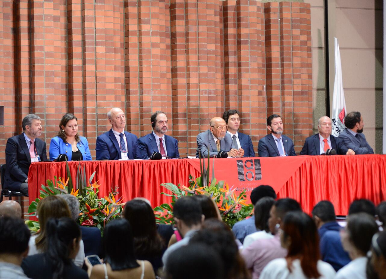 Cali: Firma del acuerdo de Chapultepec y Salta para la libertad de prensa que se hace por primera vez en Cali. El evento estuvo encabezado por Michael Greenspon, Director de SIP. El Evento se realizó en Universidad Autónoma de Occidente