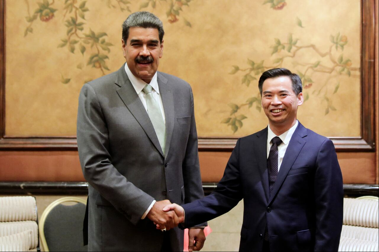 Esta fotografía publicada por la presidencia venezolana muestra al presidente venezolano, Nicolás Maduro (i), estrechando la mano del director general del Centro Internacional de Reducción de la Pobreza de China, Liu Junwen, durante una reunión en Beijing el 12 de septiembre de 2023, antes de una reunión con el presidente de China, Xi Jinping.