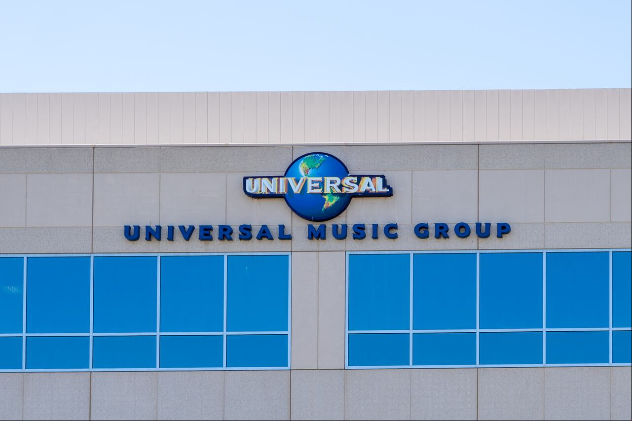 TikTok y Universal Music Group se enfrentan en una batalla legal y estratégica, con una creciente discordia sobre los derechos de autor y el papel de la inteligencia artificial en la industria musical digital.